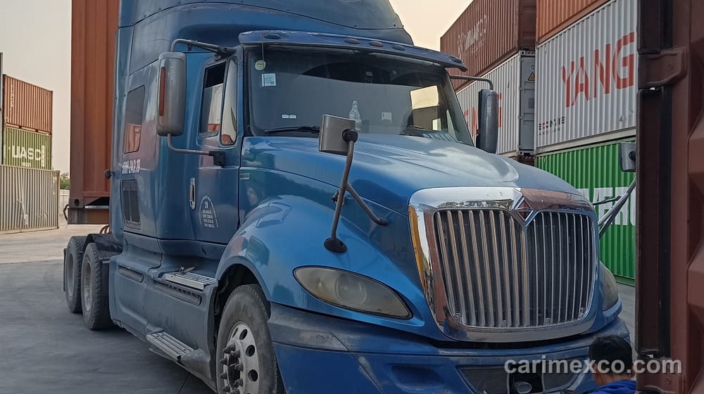 Đội xe đầu kéo container CARIMEX chờ điều xe tại bãi Nhơn Trạch