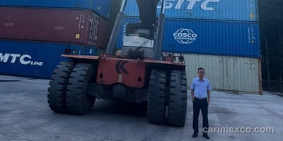 Nhân viên CARIMEX bên xe nâng container tại bãi Nhơn Trạch, Đồng Nai