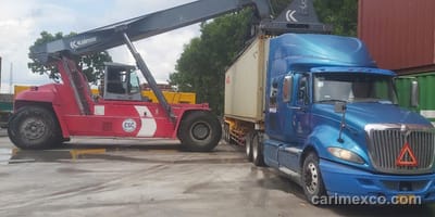 Xe nâng reach stacker của CARIMEX hạ container lên xe đầu kéo tại bãi Nhơn Trạch