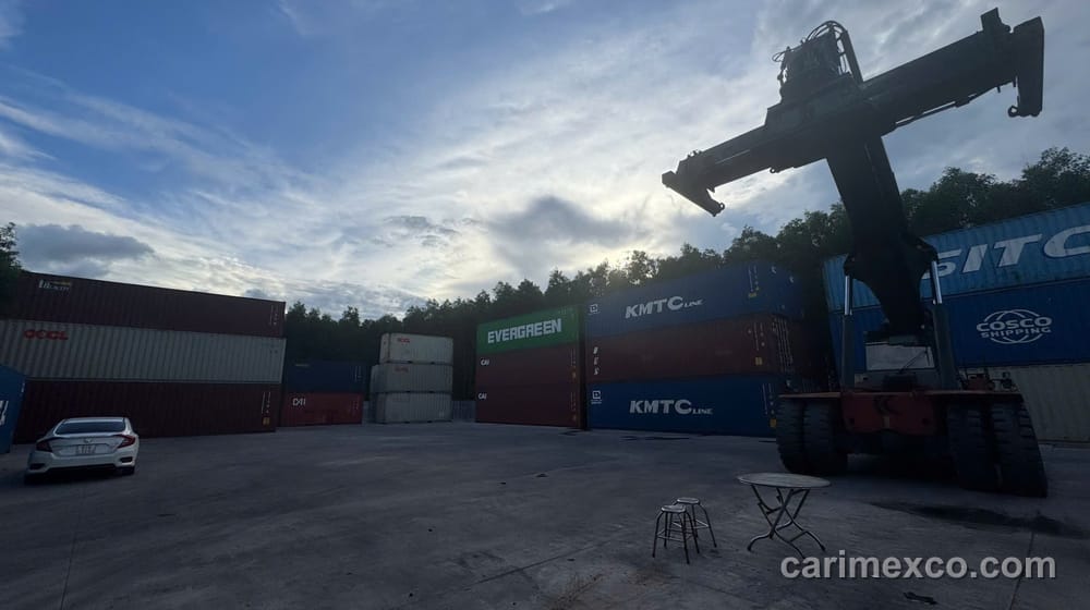 Container xếp chờ giao nhận tại cảng