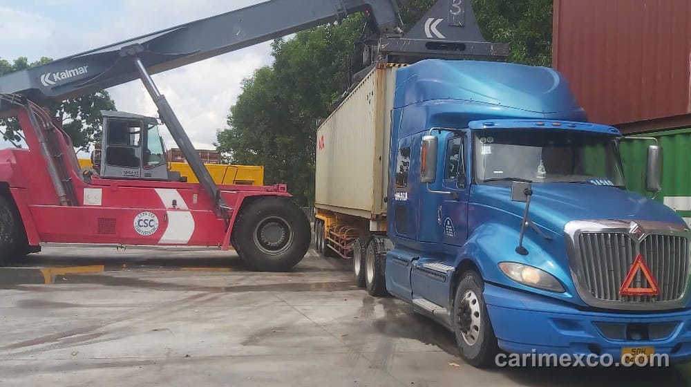 Xe nâng hạ container lên đầu kéo tại bãi CARIMEX Nhơn Trạch